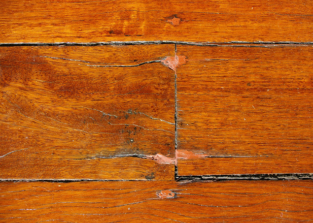 Joint between floorboards