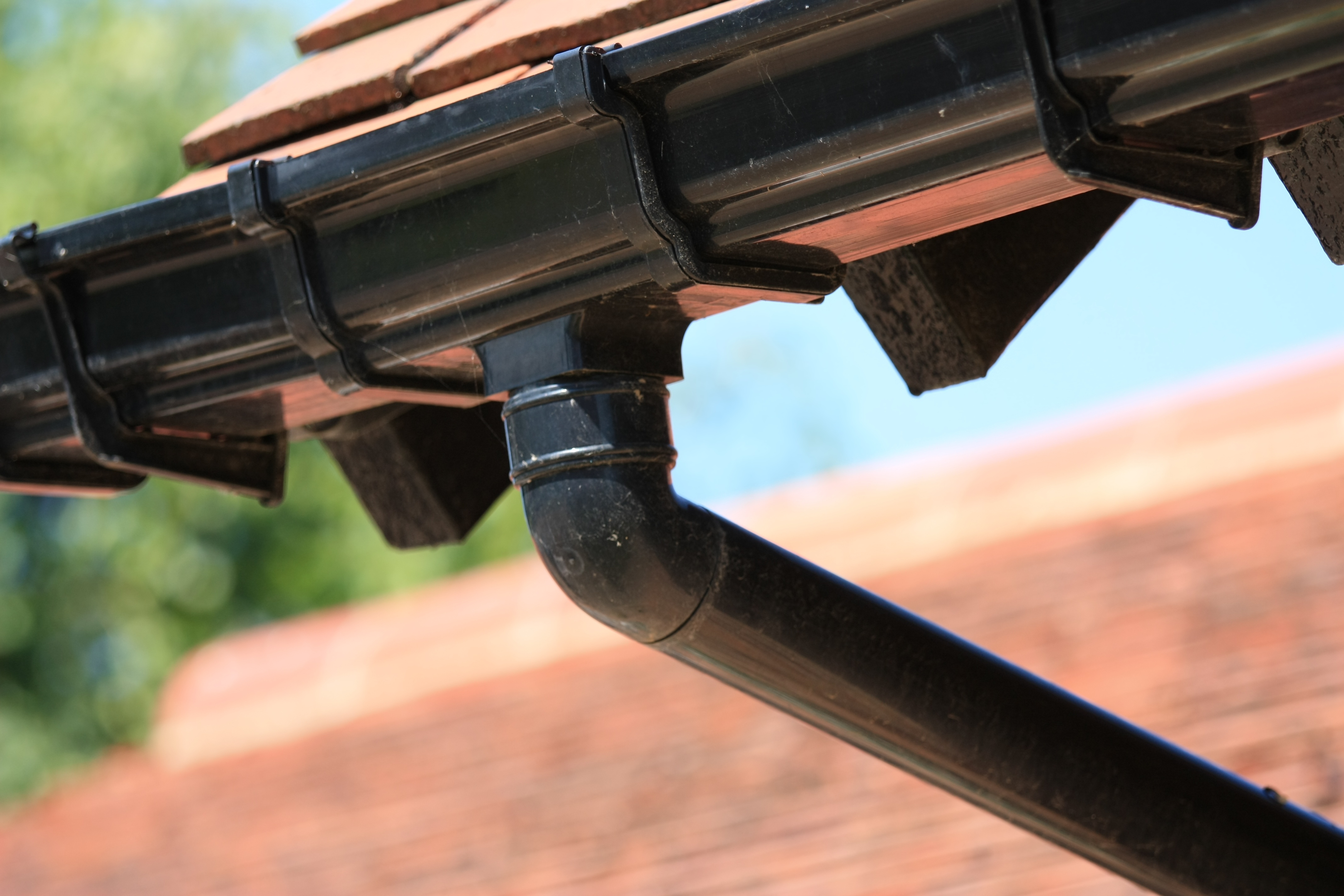 How to fit guttering