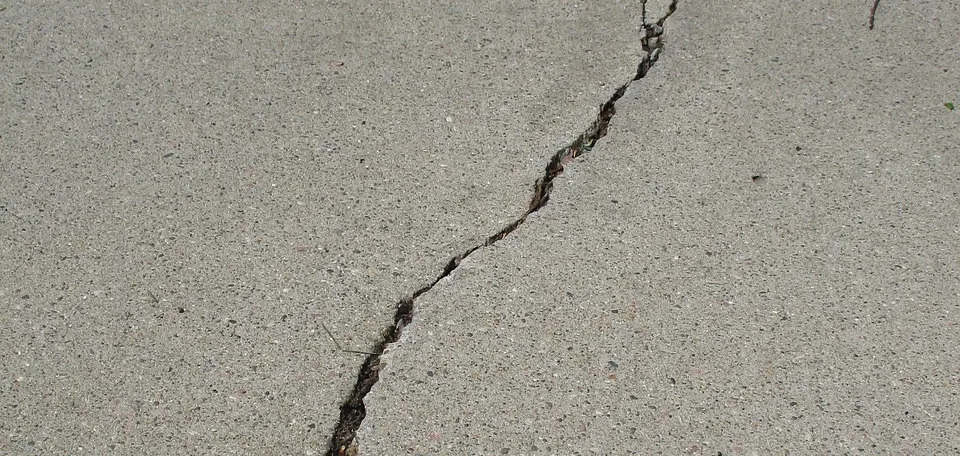 a crack in a concrete driveway